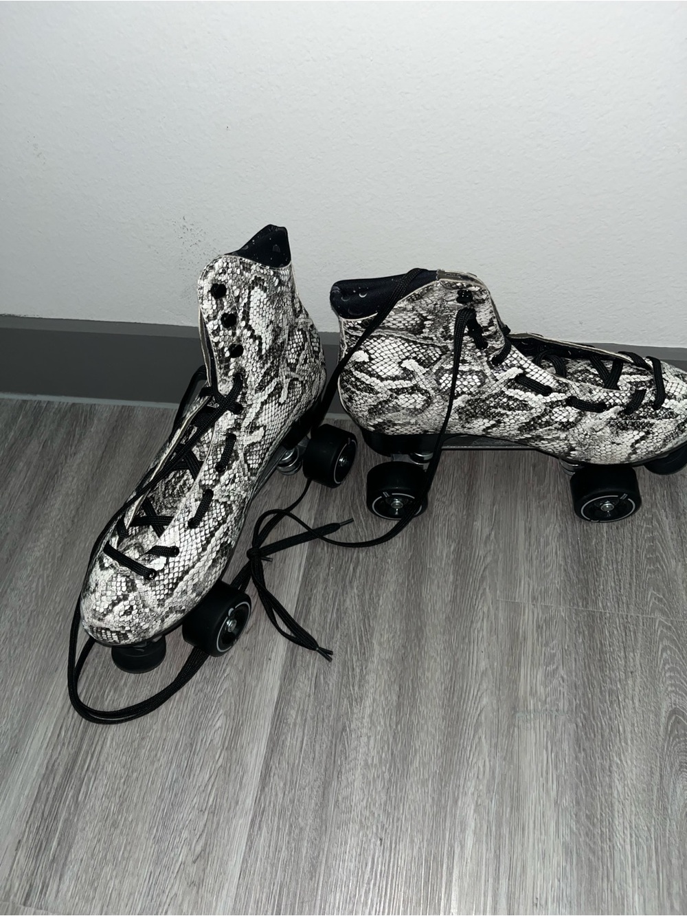 Moonlight Roller Moon Boot Charmer Snakeskin Quad Roller Skates M11 W12.5